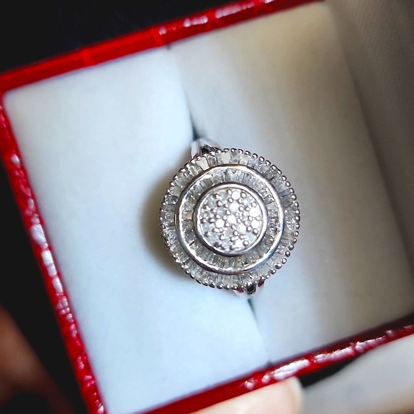 BEYOND STUNNING ROUND & BAGUETTE DIAMOND RING!!! - Picture 6 of 9